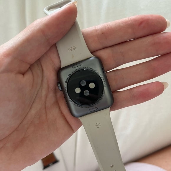 Apple Watch 42 mm Series 3 with 5 bands - Picture 2 of 4